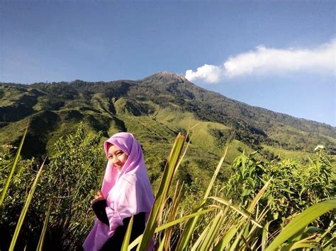 Walaupun latar belakang merupakan hal yang penting, tetapi jangan biarkan foto yang dihasilkan mencari sudut yang menarik. Foto Foto Pendaki Cantik Berhijab Yang Hits Di Instagram