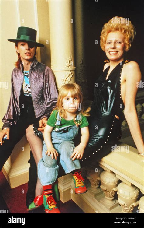 David Bowie Avec Femme Angie Et Son Fils Zowie En 1974 Photo Stock Alamy