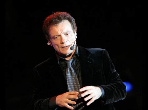 E adesso andate via voglio restare solo con la malinconia volare nel suo cielo non chiesi mai chi eri perchè segliesti me me che fino a ieri credevo fossi un re perdere l'amore quando si fa sera quando tra i capelli un po' di argento li colora rischi di impazzire può scoppiarti il cuore perdere una donna e. Massimo Ranieri - Perdere L' Amore - YouTube