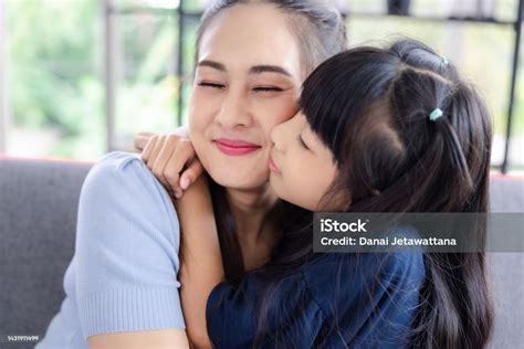 Closeup Senyum Indah Yang Menarik Ibu Dan Gadis Kecil Menutup Mata Dan Menikmati Momen Cinta