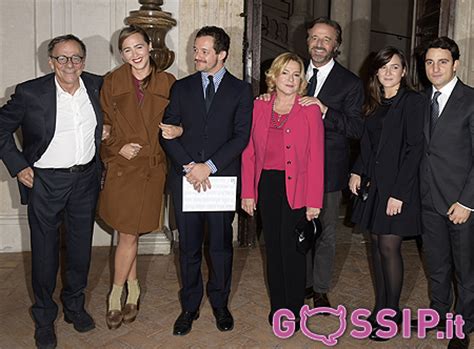 186,860 likes · 457 talking about this. La famiglia De Sica posa per i fotografi insieme a Roberto ...
