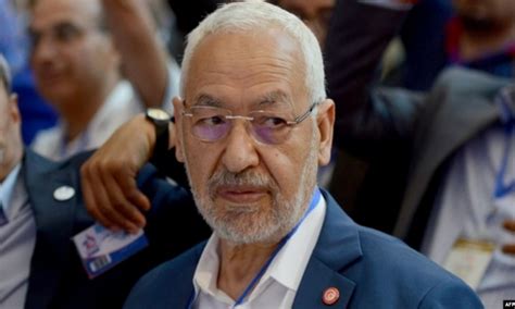 أنباء عن مغادرة راشد الغنوشي محيط مقر البرلمان بعد ساعات من الاعتصام للتنديد بقرارات سعيد. راشد الغنوشي يعلّق على إيقاف نبيل القروي ويجيب على سؤال ...