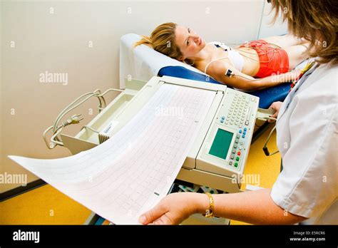 Mujer Atraviesa Un Electrocardiograma EKG Examen Del Departamento De