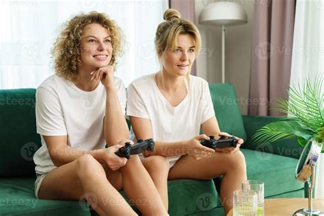 Dos Hermosas Chicas Jugando Consola De Videojuegos En La Sala De Estar Foto De Stock En