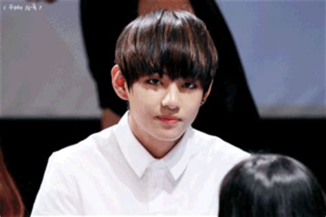 BTS V is voted idol with the best fan-gift reactions | SBS PopAsia