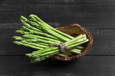 All food items are divided into three categories using a traffic light color you are encouraged to eat more healthy foods from the green list and make sure the number of. A Healthy List of Green Vegetables You Should Totally ...