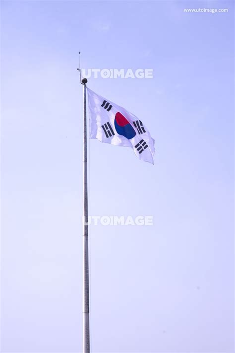 나는 자랑스러운 태극기 앞에 자유롭고 정의로운 대한민국의 무궁한 영광을 위하여 충성을 다할 것을 굳게 다짐합니다. 바람에 날리는 태극기 국기, onepro, 사진, 국기, 대한민국, 아시아 ...