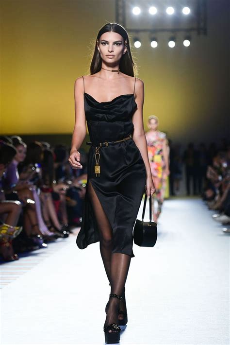 Emily Ratajkowski Returns To The Runway For Versace Fashion Versace