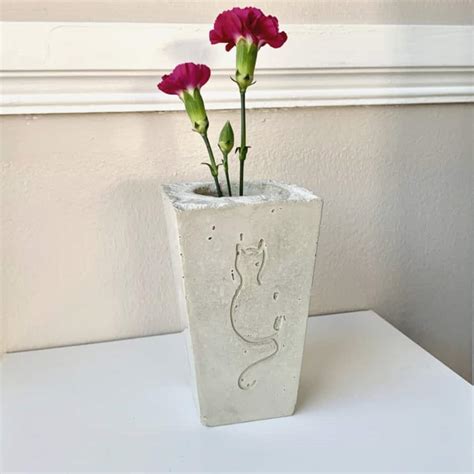 A Diy Cement Vase With A Cat Design Artsy Pretty Plants
