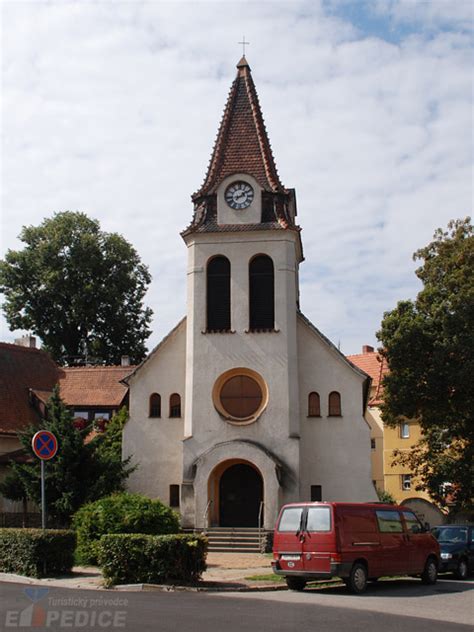 Areál kostela patří k architektonickým skvostům nejen hustopečského regionu, ale i celého středoevropského prostoru. Foto: Kostel - Břeclav (kostel)