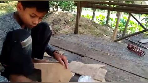 Kalau melihat instruksi yang ada di buku, material rumahnya dari karton manila. Cara Membuat Rumah Rumahan dari Triplek - YouTube