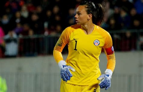 La première footballeuse professionnelle chilienne. Christiane Endler fue nominada al premio "The Best" a la mejor arquera | soychile.cl