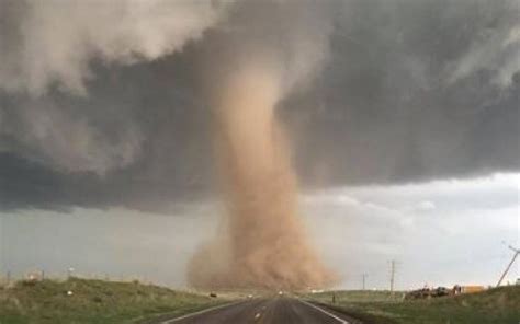 Tornade l énergie cinétique est maintenant à la porté de tous VIDEO. Etats-Unis : impressionnante tornade au Colorado - Le Parisien