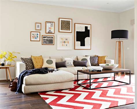 Furniture minimalis dari bahan kayu tampak nyaman dengan dekorasi estetik lukisan dinding. 63 Model Desain Kursi dan Sofa Ruang Tamu Kecil Terbaru ...