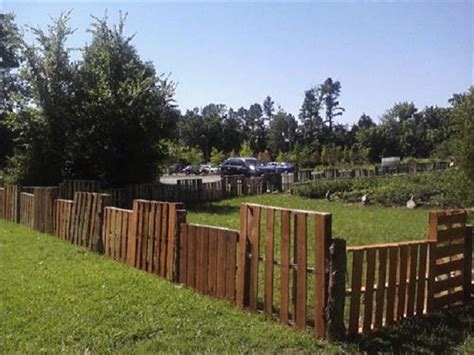 In this article, we discuss 10 secure dog fence ideas. Zero dollar wood pallet fences | EASY DIY and CRAFTS