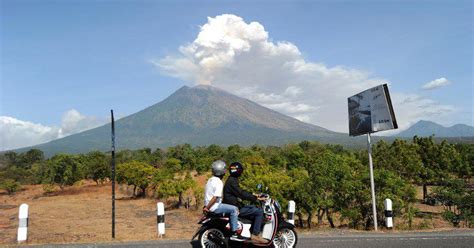 indonesia bali airport shut after volcano mount agung eruption resumes operations