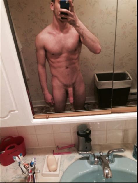 Australian Webcam Gay ElliotKiss Shows His Nice Dick MrGays