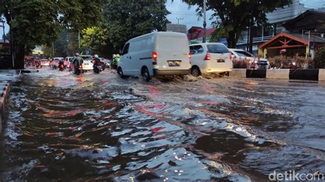 Hujan Deras Selama 2 Jam Kota Malang Banjir Dan Lalin Macet