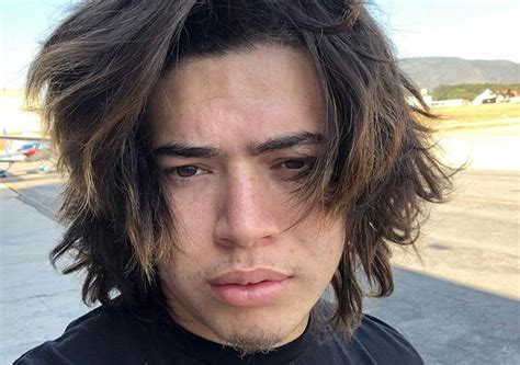 A foto publicada pela tatuadora mostra que o youtuber registrou um chapéu de cangaceiro acima da sobrancelha e embaixo dos olhos escreveu a frase live. Fã faz tatuagem do rosto de Whindersson Nunes e questiona ...