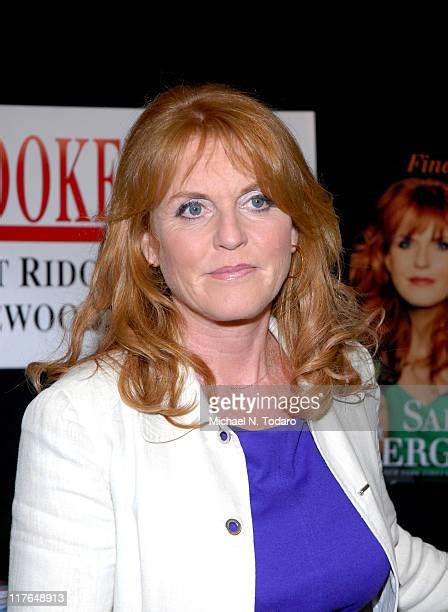 sarah ferguson signs copies of finding sarah photos et images de collection getty images