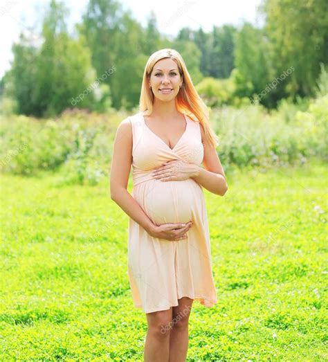 Hermosa Joven Embarazada Sonriente En Vestido En La Naturaleza