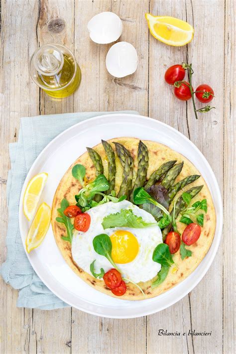 Portare l'acqua a ebollizione in una pentola a vapore.tagliare e eliminare la parte dura terminale degli asparagi, quindi pelarli delicatamente. Piadina con asparagi al vapore e uovo al tegamino