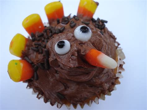 Decorating turkey cupcakes is easy and is a fun activity with the kids and the kids at heart. 5 turkey cupcakes for Thanksgiving