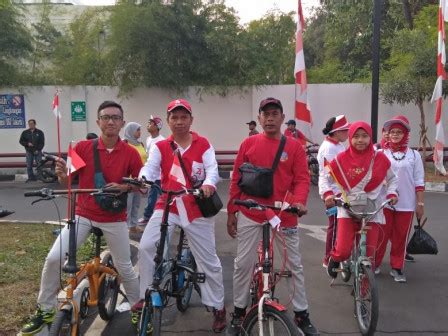 Jihad bukan hanya berperang di jalan allah. Guru Ini Ingin Menjadi Contoh Gerakan Bersepeda ke Sekolah ...