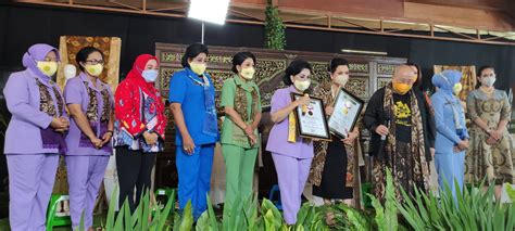 Penetapan ini didasarkan fakta sejarah pada tanggal 2 oktober 2009 unesco menetapkan batik sebagai . Peringati Hari Batik Nasional, Dharma Pertiwi Bawa Batik Mendunia