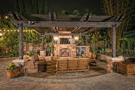 With the appeal of townhomes, many men are finding themselves with small backyards and no idea what to do with them. Wooden Patio Covers: Give High Aesthetic Value and Best Protection for Patio - HomesFeed