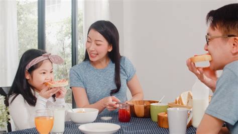 Familia Japonesa Asiática Desayuna En Casa La Mamá Feliz Asiática Que