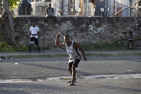 El Béisbol Dominicano Se Cuece En El Popular Juego Callejero De La Vitilla Impacto