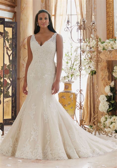 Fuller figured gowns are also available custom made according to your exact measurements. Plus Size Wedding Dress with Lace Appliques on Tulle ...