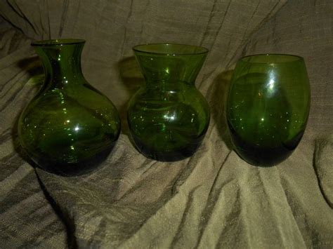 3very Retro Mini Emerald Green Glass Vases With Heavy Thick Etsy Green Glass Glass Vase Glass