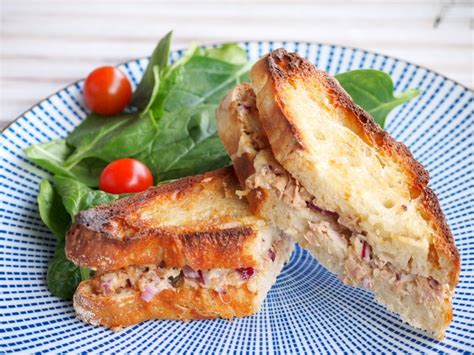 A tuna melt is basically a hot tuna salad sandwich topped with cheese. Tuna Melt Sandwich | Flying Foodie.nl