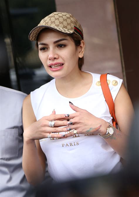 Nikita mirzani mawardi (lahir di jakarta, indonesia, 17 maret 1986; Penuhi Panggilan Polisi, Nikita Mirzani Bawa Dua Saksi ...