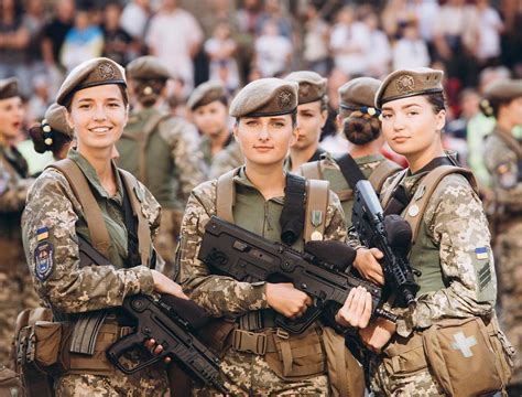 ウクライナで独立記念軍事パレード 美人女子兵士が登場中国網日本語