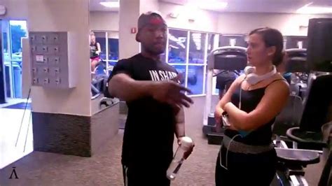 Grâce à un scratch à la cheville, vous pourrez réaliser des abductions de hanche ainsi. In Shape Apparel at LA Fitness in Coral Springs - YouTube