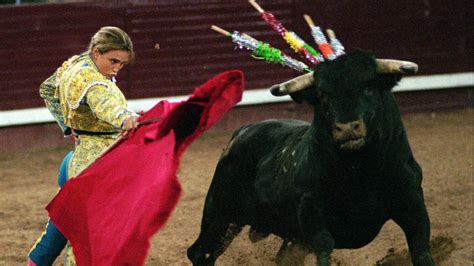 La Matadora Revisa Su Maquillaje The Bullfighter Checks Her Makeup