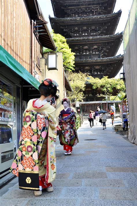 Ένας ακόμα δορυφόρος της εsa συμμετέχει στη συγκέντρωση εικόνων από την σεισμόπληκτη ιαπωνία. ΚΙΟΤΟ, ΙΑΠΩΝΙΑ - ΣΤΙΣ 21 ΟΚΤΩΒΡΊΟΥ 2012: Οι τουρίστες ...