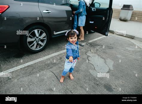 Kleinkind Mädchen Zeigen Und Wenn Man Die Kamera Auf Dem Parkplatz Stockfotografie Alamy