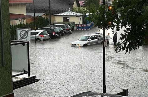 Straßen sind überschwemmt, keller überflutet, dachteile des stuttgarter opernhauses abgerissen: Unwetter in Baden-Württemberg: Keller laufen voll und ...