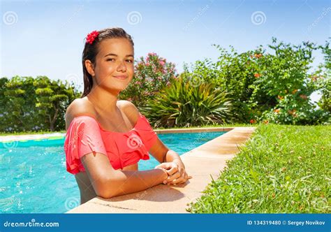 Menina Bonita Que Relaxa Na Piscina Exterior Foto De Stock Imagem De