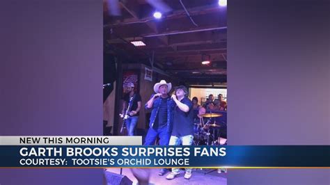 Garth Brooks Surprises Fans At Nashville Honky Tonk