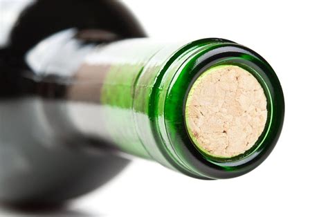 Aprire bottiglia di vino senza cavatappi. Come aprire una bottiglia di vino senza usare il cavatappi ...