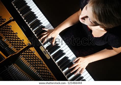 Piano Tocando Pianista Mujer Con Instrumento Foto De Stock