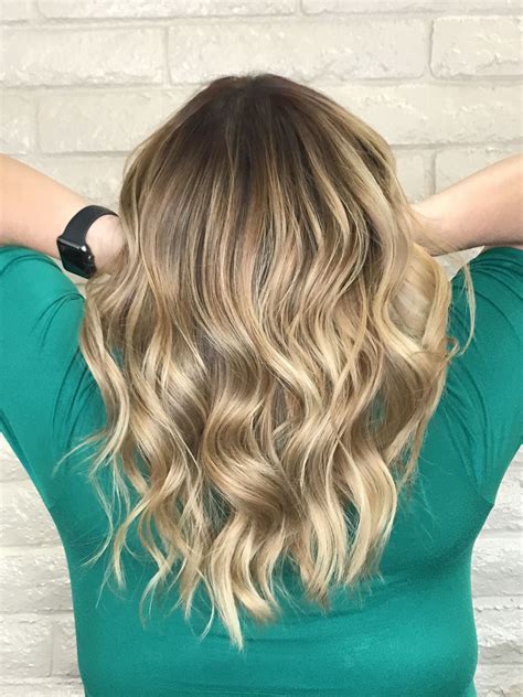 In the modern age, we rarely come across women who stick to one hair color family. Honey blonde rooty Balayage highlights on medium length ...