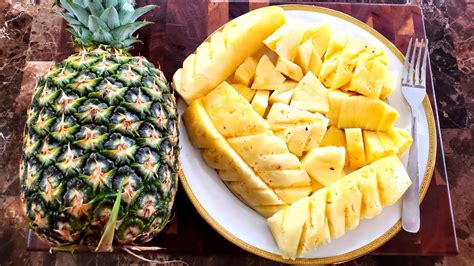 How To Cut A Pineapple Easy And Fast Youtube