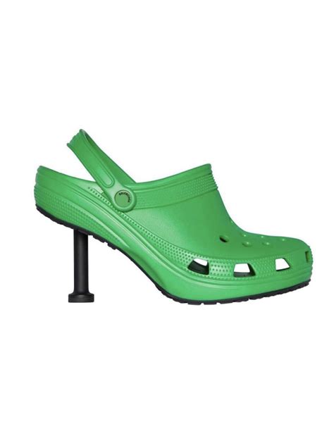 Going to the emmys, insulting victoria beckham, causing a website to crash. Balenciaga dévoile une Crocs à talon qui fait débat - Elle