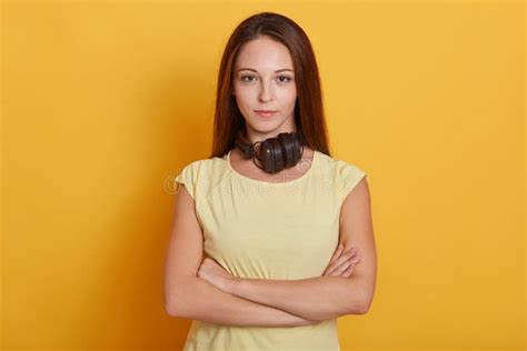 Ritratto Di Una Donna Adorabile Che Si Fa Selfie Posando Su Sfondo Giallo Donna Con Bocca